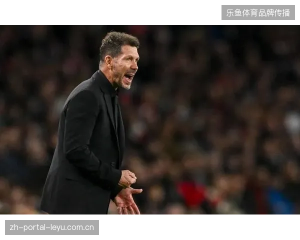 西蒙尼的4-4-2阵型在防守时保持紧凑，球员严格的战术纪律是反击的根本保障